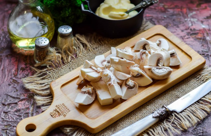 1. Этап. Салат Переполох: Шампиньоны сполосните, просушите и нарежьте небольшими кусочками.