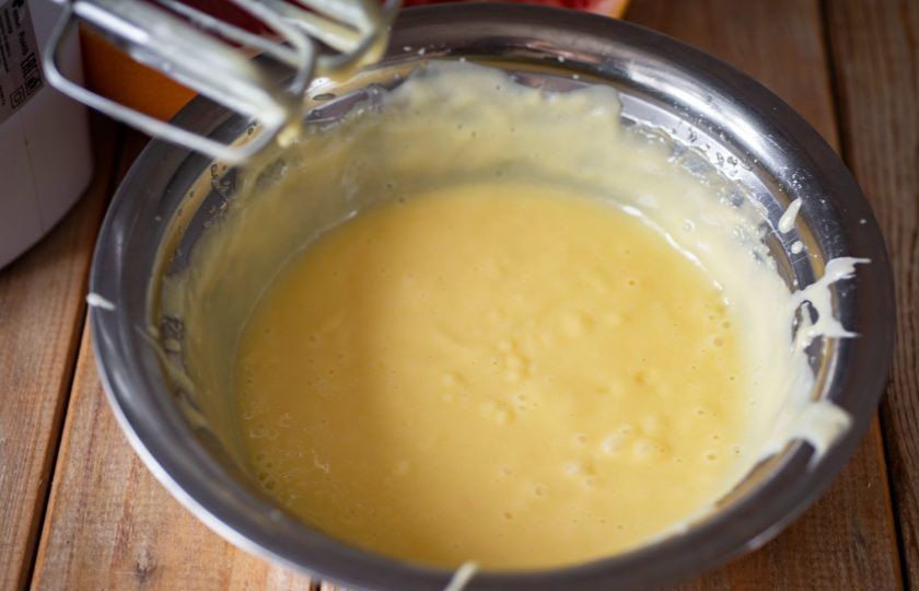 1. Этап. Грейпфрутовый курд: Вмешивайте его миксером до полного соединения.