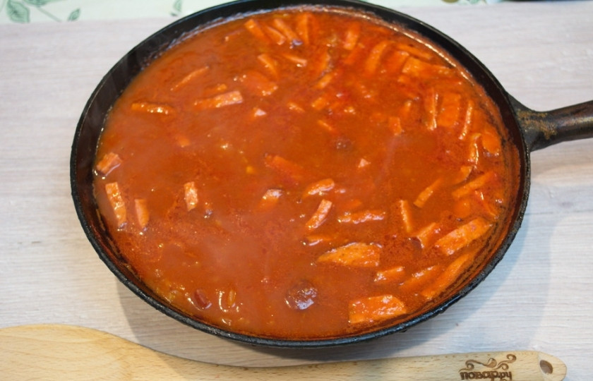 1. Этап. Суп солянка сборная мясная: Перемешайте. Тушите на небольшом огне 10 минут. При тушении добавьте по вкусу: сахара (чтобы погасить кислотность), немного соли и специй по вкусу.