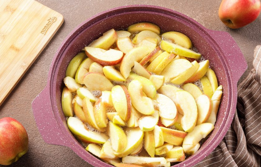 1. Этап. Варенье из яблок в сиропе: В горячий сироп добавьте яблоки.