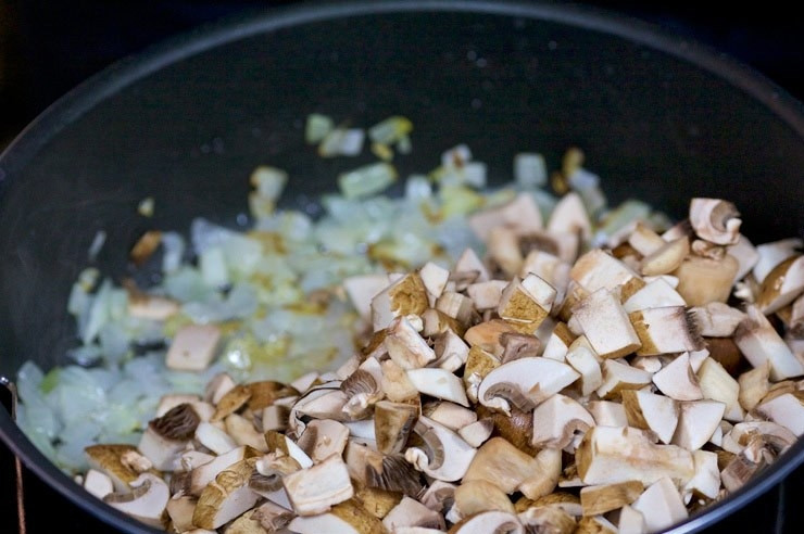 1. Этап. Ракушки с курицей и грибами: Грибы помойте, нарежьте мелким кубиком и отправьте к луку.