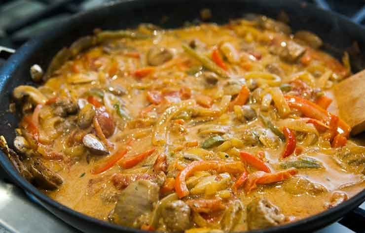 1. Этап. Рагу из индейки с грибами: 4. В йогурте размешиваю крахмал, затем вливаю полученную смесь в сковороду, по вкусу добавляю соль и перец (если нужно), пробую на готовность, а затем выключаю и подаю к столу.