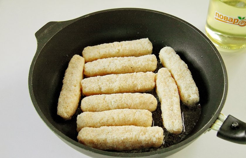 1. Этап. Рисовые палочки: Нагрейте в сковороде масло и выложите получившиеся заготовки.