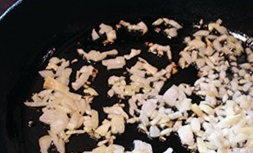 1. Этап. Постные котлеты из риса: 2. Далее нарежьте лук мелкими кусочками. Отправьте на сковороду жариться на растительном масле.