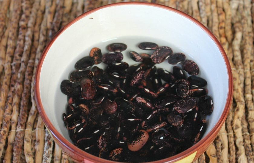 1. Этап. Фасоль Пинто: Фасоль промываем, заливаем водой и оставляем на 4 часа.