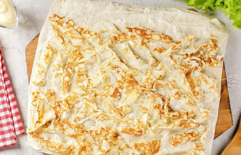 1. Этап. Лаваш с семгой: Сверху разложите нарезанные блинчики.