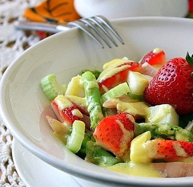 1. Этап. Салат из спаржи и курицы: Соединить все ингредиенты в салатнице или на блюде и полить остывшим соусом. Подавать охлажденным.