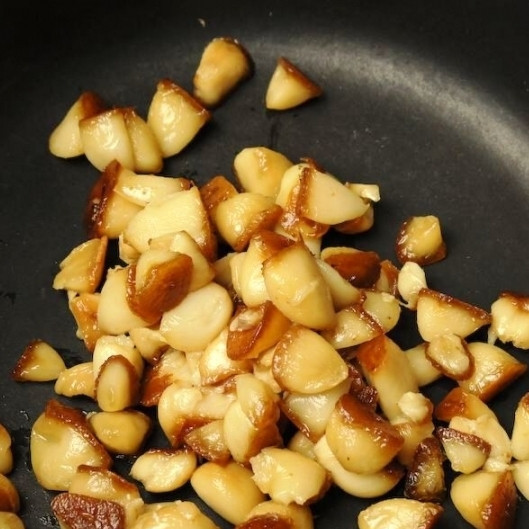 1. Этап. Чесночный крем-суп: Очищенные половинки зубчиков чеснока кладем в большую кастрюлю.