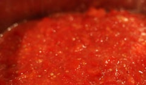 1. Этап. Аджика из помидоров на зиму: Добавляем в кастрюлю сахар, столовый уксус, соль, растительное масло. Перемешиваем все и варим еще 30 минут.