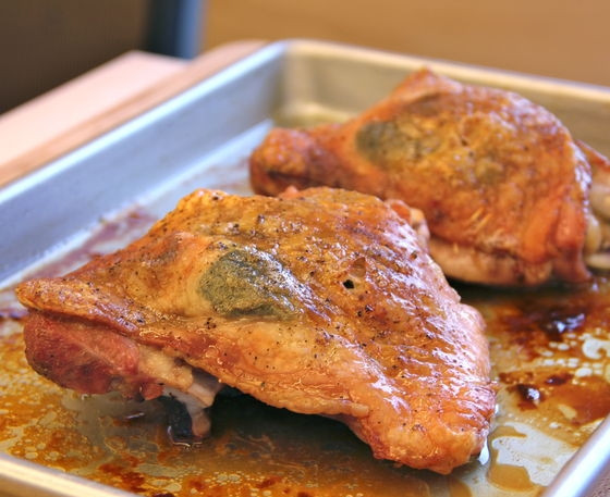 1. Этап. Бедро индейки в духовке: Бедра можно замотать в фольгу и отправить в духовку на 25-30 минут. Спустя 25 минут снимаем фольгу и подрумяниваем бедрышки. Блюдо готово, приятного аппетита!