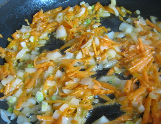 1. Этап. Гороховый суп с бараниной: 2. Лук и морковль мелко режем и обжарим на растительном масле.