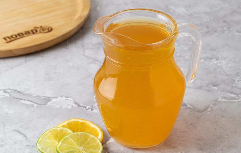 1. Этап. Холодный чай с лаймом и лимоном: Добавьте в кувшин сок цитрусовых.