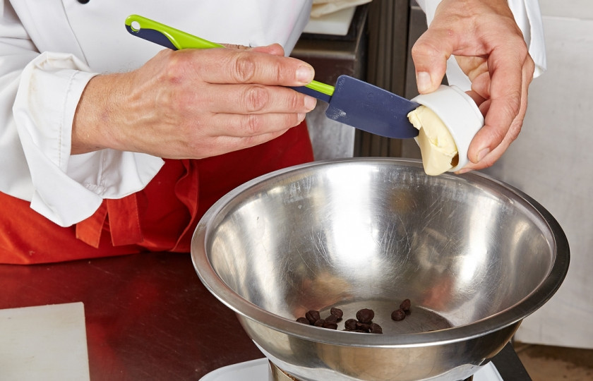 1. Этап. Брауни с клюквенным мороженым: 1. В сотейнике на плите разогреть масло с шоколадом на водяной бане.