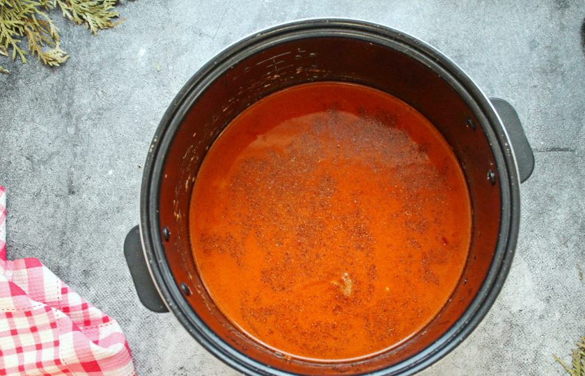 1. Этап. Суп гуляш в мультиварке: Верните в чашу с мясом обжаренные овощи, влейте воду и посолите, закройте крышку. Установите режим 