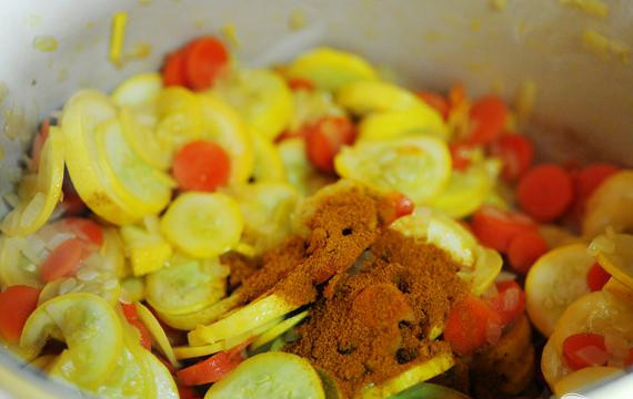 1. Этап. Морковный сквош: Добавить порошок карри. Тщательно перемешать.