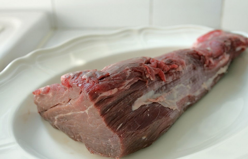 1. Этап. Запеченная говяжья вырезка в духовке: Помойте говяжью вырезку, обрежьте её от лишних прожилок и плёнки.