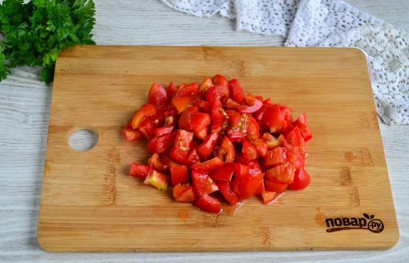 1. Этап. Овощная заправка на зиму: Помидоры промойте и также мелко нарежьте.