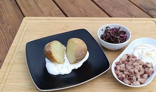 1. Этап. Закуска по-русски: На блюдо для подачи положить часть сметаны, сверху картофель. В середину картофеля положить сельдь, смешанную с горчицей и оставшейся сметаной. Сверху лук, смешанный с укропом.