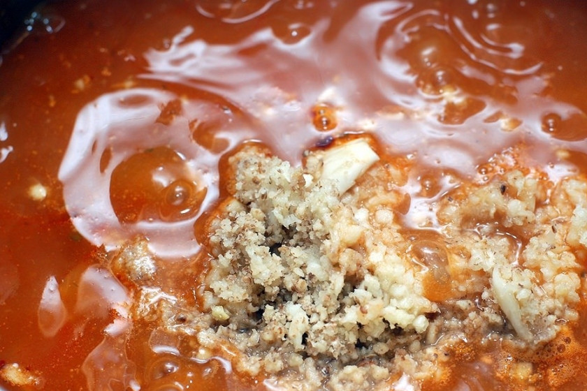 1. Этап. Суп с говядиной и рисом: Добавляем в суп. И рис тоже, пускай проварится минут 10.