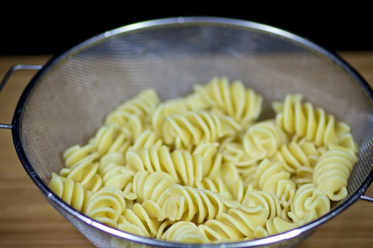 1. Этап. Салат с овощами, ветчиной и макаронами: 1. Отварите в подсоленной воде макароны, откиньте на дуршлаг и оставьте остывать.