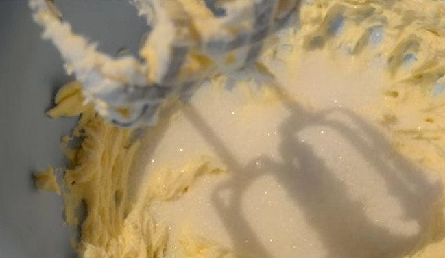 1. Этап. Нежный кекс с творогом: 1. В размягченное сливочное масло добавьте сахар и взбивайте миксером 7-8 минут.