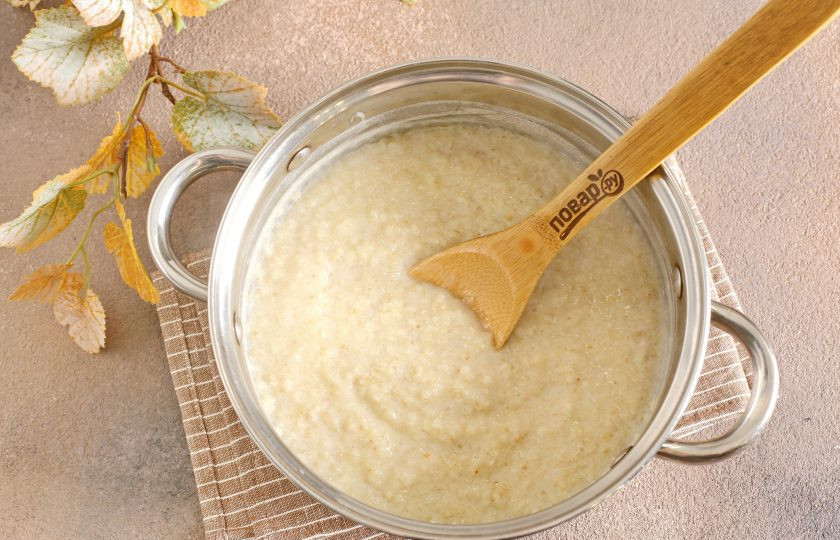 1. Этап. Ячневая каша: Все перемешайте, накройте кастрюлю крышкой и дайте каше настояться еще 10 минут.