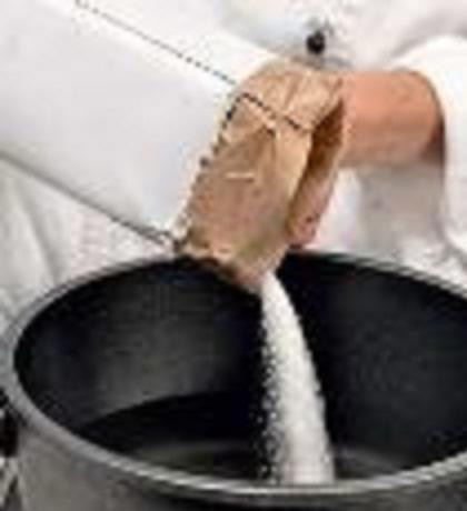 1. Этап. Картофель с соусами мохо: 1. Промыть картофель. В кастрюлю налить 1 литр воды и развести в ней всю соль. Картофель нечищеный поставить на огонь и варить до готовности.