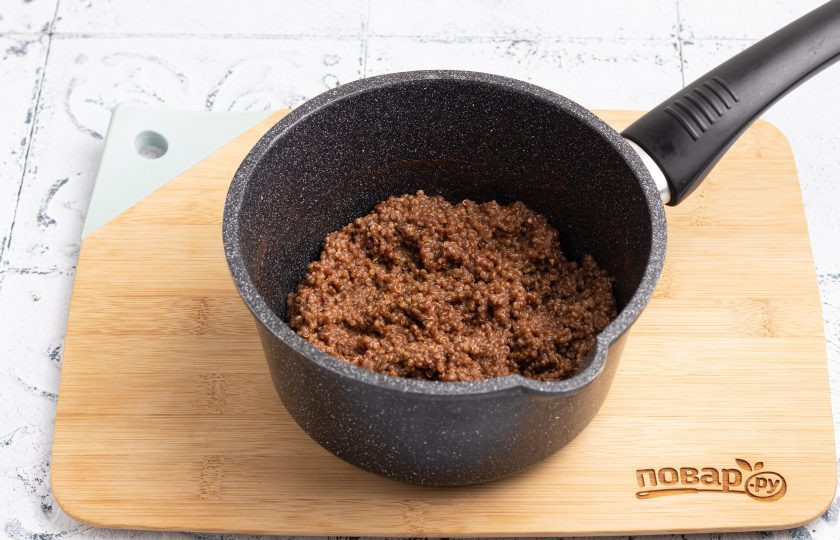 1. Этап. Шоколадная каша из киноа: Убавьте температуру и варите кашу 20-25 минут под крышкой, периодически помешивая.