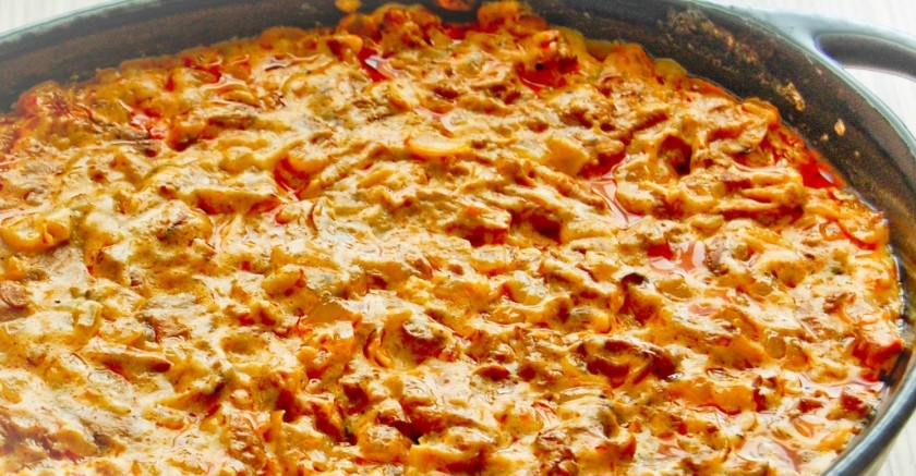 1. Этап. Лисички в сметане по-украински: Тушим лисички примерно до такого состояния, когда жидкость выпарится где-то наполовину.