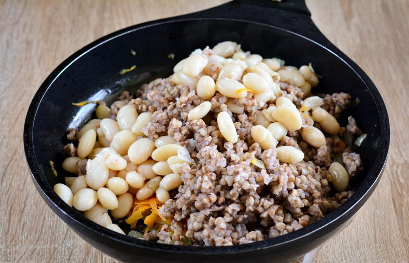 1. Этап. Гречка с фасолью: 7. В сковороду к овощам всыпьте фасоль и гречку.