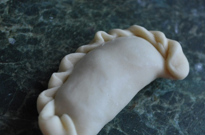 1. Этап. Вареники с вареньем: Очень плотно соединяем края теста и формируем вареник.