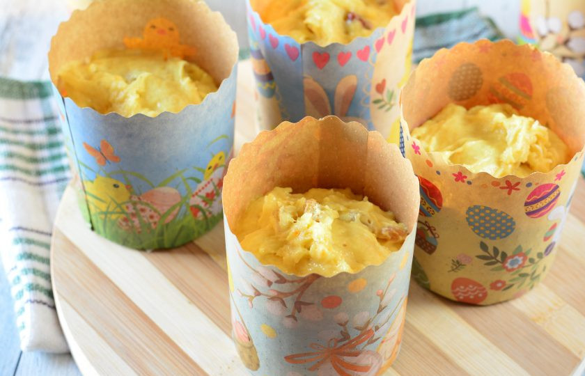 1. Этап. Пышный кулич: Выложите тесто для куличей в любые удобные формы. Поставьте куличи в разогретую до 180 градусов духовку и выпекайте 35-40 минут. Куличи получаются действительно пышными.