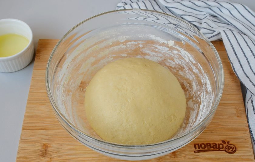 1. Этап. Дрожжевой пирог с яблоками и корицей: Верните тесто в миску.
