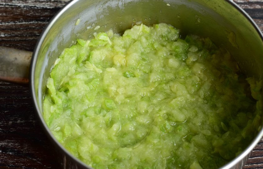 1. Этап. Джем из кабачков с лимоном и курагой: Подавите его толкушкой или измельчите с помощью блендера.