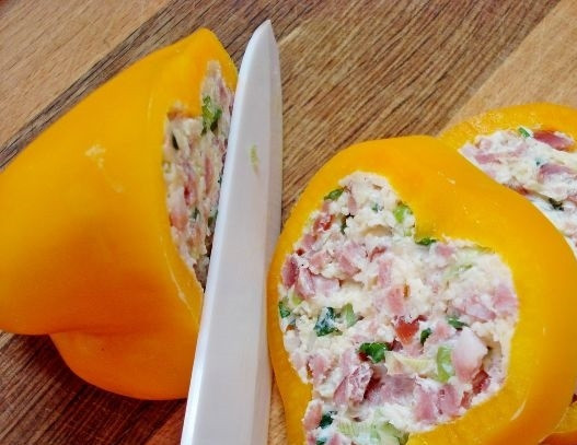 1. Этап. Перец, фаршированный колбасой и сыром: 9. А непосредственно перед подачей острым ножом нарежьте перец кружочками. Приятного аппетита!