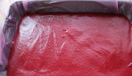 1. Этап. Рулет из печени в клюквенном муссе: 1. Клюкву мою и перетираю через сито в сотейник, вливаю воду и отправляю на огонь. Всыпаю сахар, немного соли и перца. После закипания всыпаю манку и венчиком энергично перемешиваю, варю 7-10 минут на слабом огне. Убираю сотейник с огня, добавляю мед. Заранее замочил листы желатина в холодной воде на 10 минут. Отжимаю их и кладу к горячей клюкве, перемешиваю и остужаю. Прямоугольную форму застилаю целлофаном, выливаю туда клюквенный мусс, отправляю его в холодильник.