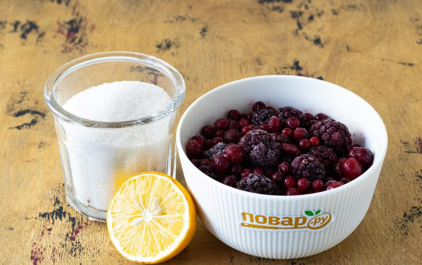 1. Этап. Варенье из замороженных ягод: Подготовьте все ингредиенты.