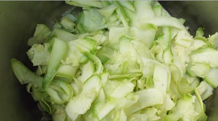 1. Этап. Маринованные кабачки с морковкой: 1. Кабачок моем, нарезаем при помощи картофелечистки. Ломтики должны напоминать тонкие лепестки.