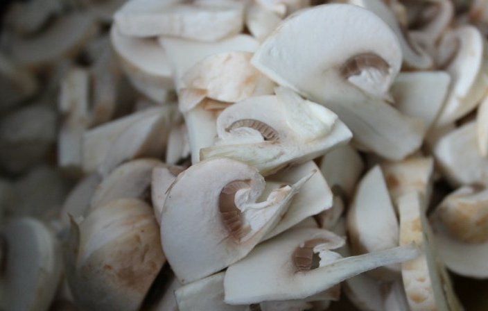 1. Этап. Индейка в сырном соусе: 2. Нарезаем и отправляем грибы в середине жарки к индейке. Я брала шампиньоны. Как альтернатива могут быть и вешенки.