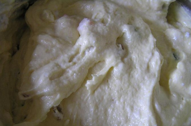 1. Этап. Паска из кукурузной муки: 6. Отдельно взбейте два яичных белка со щепоткой соли до состояния густой пены. Затем аккуратно (снизу вверх) перемешайте их с готовым тестом.