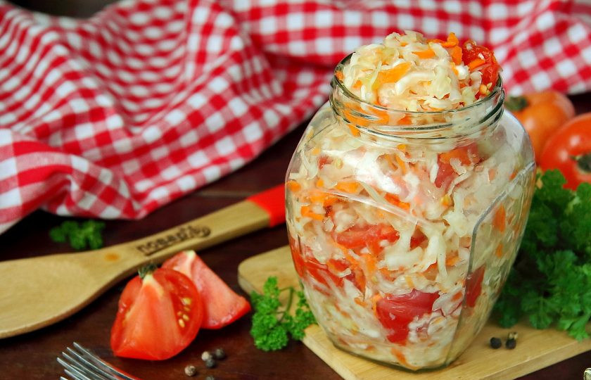 1. Этап. Квашеная капуста с помидорами: Перед подачей добавьте к капусте нарезанный лук и ароматное масло. Приятного аппетита!