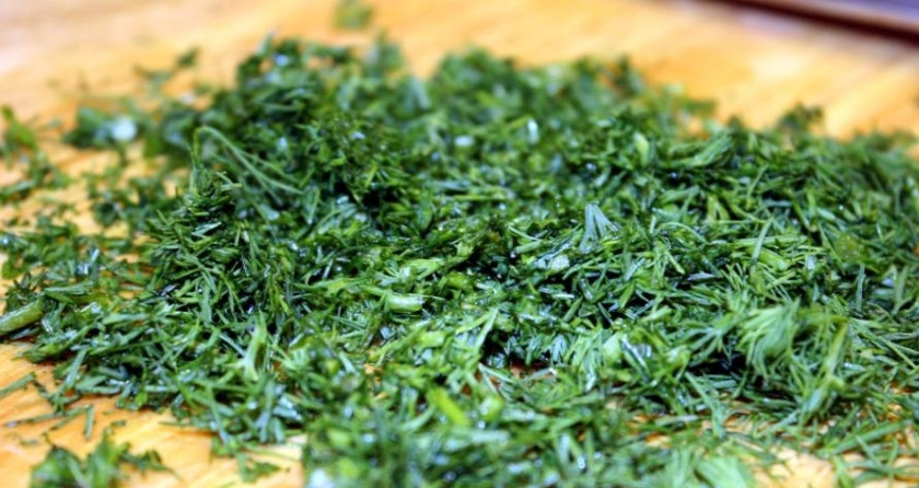 1. Этап. Рыба по-узбекски: Укроп вымыть, обсушить и измельчить.