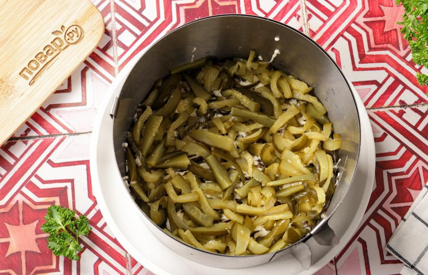 1. Этап. Салат с языком: Затем огурцы и сетка майонеза.