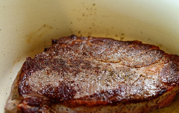 1. Этап. Острая тушеная говядина по-итальянски: Мясо должно с обеих сторон покрыться уверенной коричневой корочкой.