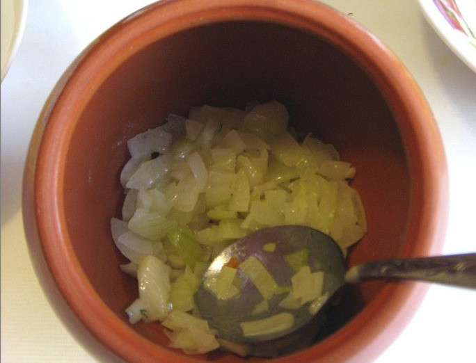 1. Этап. Свинина тушеная в горшочке: 8. На дно горшочка выложить немного обжаренного лука.