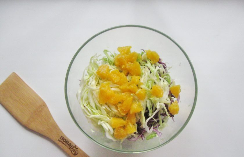 1. Этап. Салат Три капусты: Апельсиновые дольки нарежьте и добавьте в салат.