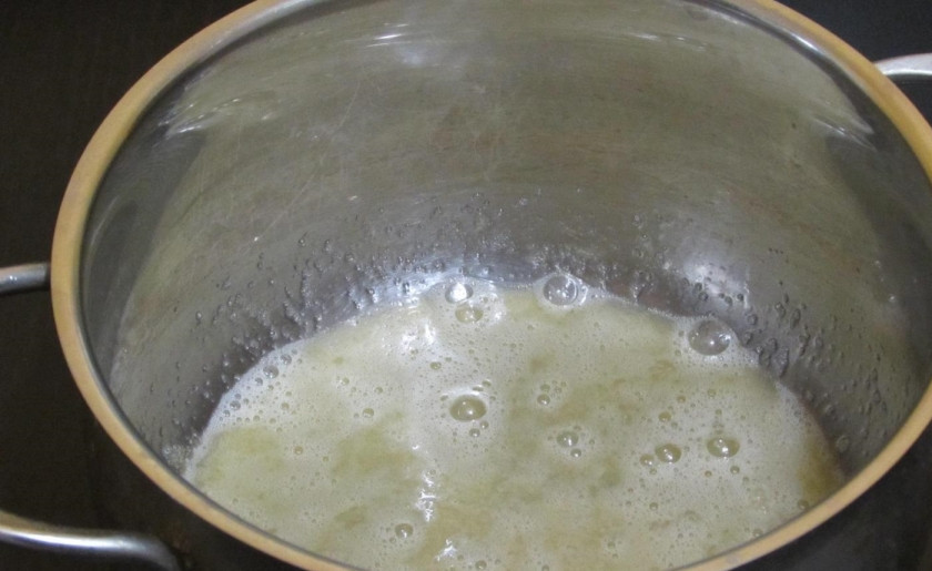 1. Этап. Оладьи на дрожжах и кефире: 4. Энергично перемешиваю венчиком до образования пышной пены.