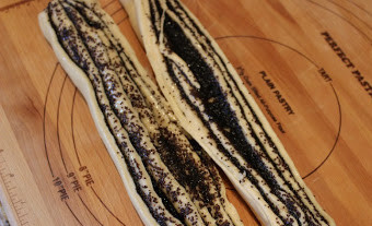 1. Этап. Рулет с маком из дрожжевого теста: 3. Заворачиваем в два рулета, делаем продольные надрезы, как на фото.