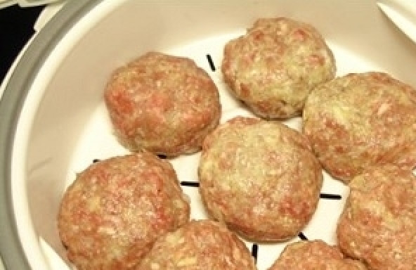 1. Этап. Котлеты из фарша с картофелем: И приготовить любимым способом - на сковороде, в духовке или пароварке.