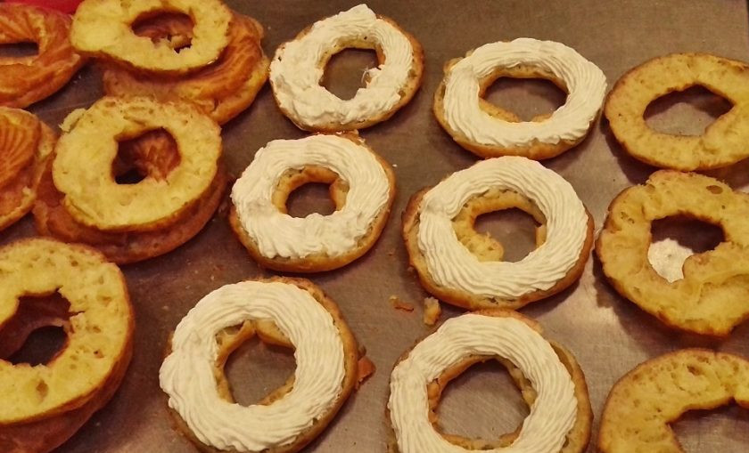 1. Этап. Заварные кольца с творожным кремом: Наполните одну половинку творожным кремом и закройте второй.